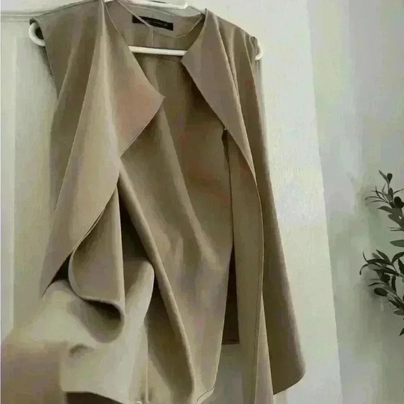 Zara woman’s cream beige  jacket vest in size medium in perfect condition - Picture 3 of 9